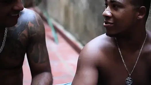 Pelukis menjatuhkan kuas dan memberikan kuas pada nyonya rumah