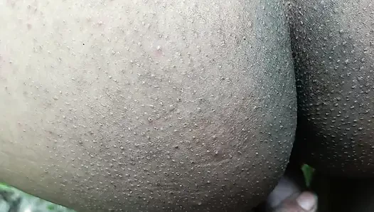 Jüt tarlasındayken onu siktim ve çok eğlendim, sonra vajinasına boşaldım.