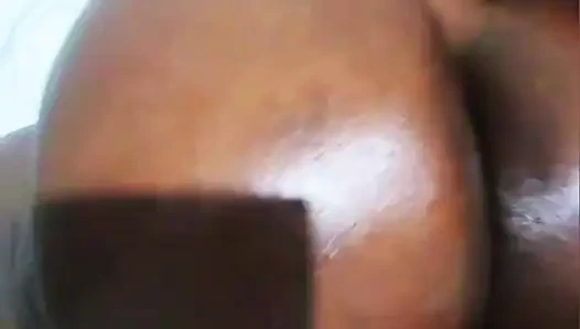 Großer weißer schwanz gegen großen schwarzen hintern