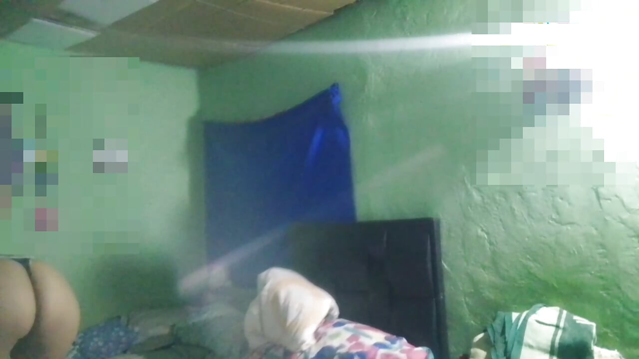 สาวสีผมบรูเน็ตโชว์ตูดใหญ่ของเธอเพื่อให้พี่เขยช่วยตัวเองได้