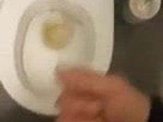 Honění na veřejné toaletě