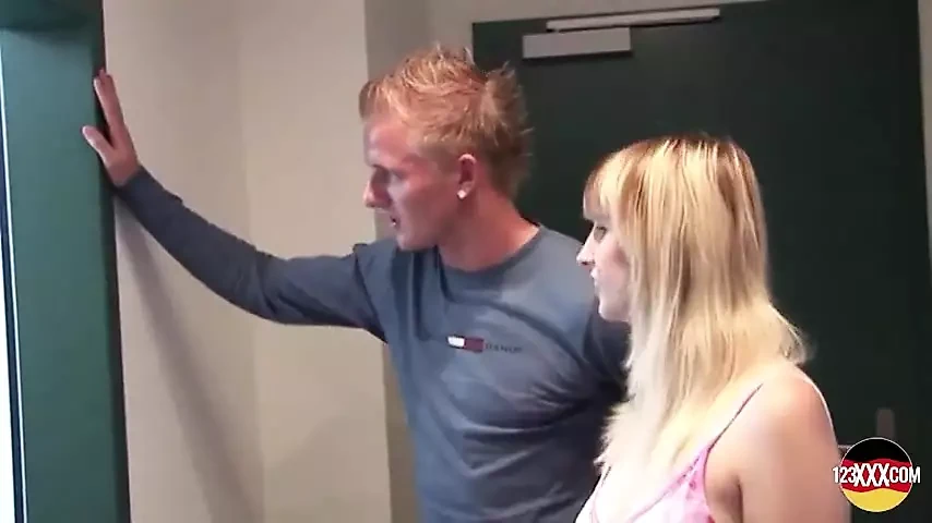 La dolce bionda sa succhiare questo cazzo enorme