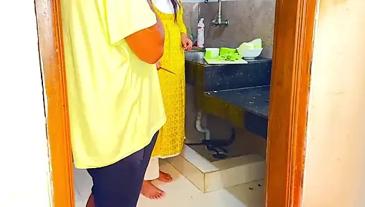 Внезапно я трахнул свою тещу, когда она режу карри на кухне - грубый секс дези