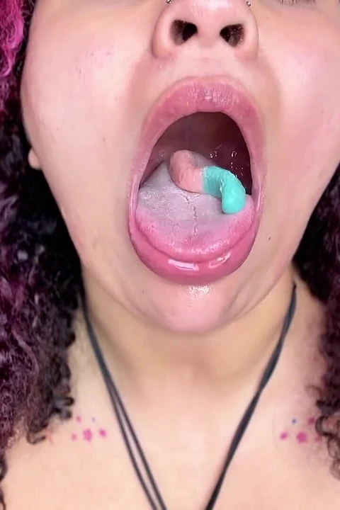 Asmr bocca mangiare vermi gommosi e parla di ingoiare
