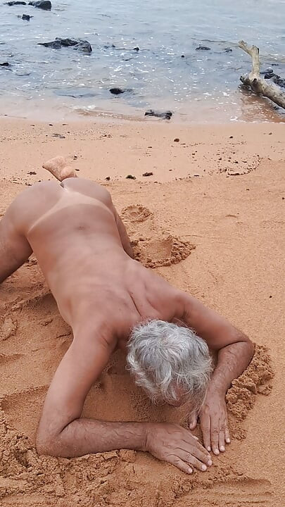 Ladysilva nago na plaży pokazuje swoją wielką, seksowną, opaloną dupę z linią od bikini