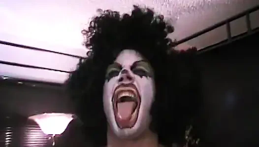 Tante sange rambut cokelat lagi asik fingering memeknya yang berbulu sampai klimaks