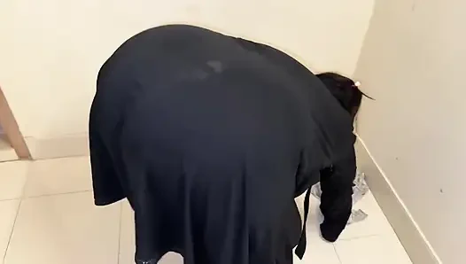 Pembantu hotel pantat besar Arab membersihkan kamarku