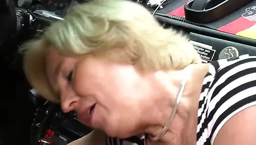 Зрелую немецкую блондинку-домохозяйку с натуральными формами долбят дома No3