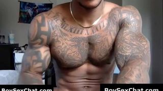 Tio tatuado se masturba en vivo