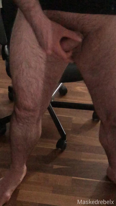 セクシーなスタッドが運動前に大きくて柔らかいペニスを見せる