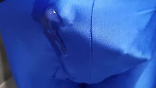 Blauwe glanzende lycra korte broek ... met sperma bevlekt .. pik masturbatie