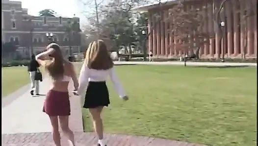 Ебарь делает 69 на горячей блондинке, затем очередь трахает две горячие киски