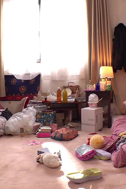 Çöp evi lascivious bayan tersten sınırlı ve 3 gün boyunca 48 kez nakadashi sikiliyor. Bölüm 3