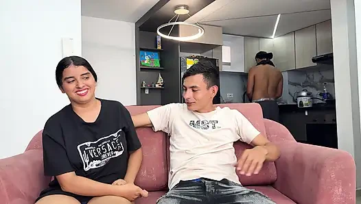 Sementara suamiku selingkuh membuat makan siang pelacur latina disetubuhi oleh orang asing sampai dia muncrat di memeknya