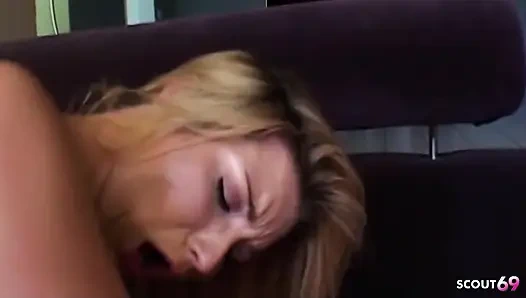 Blondes dünnes teen crystal von monsterschwanz in enge muschi gefickt