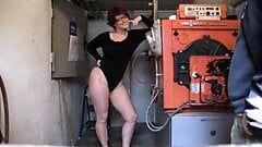 O mamă sexy germană fute spontan un mecanic în subsol