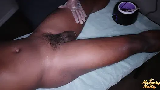 Cewek semok kulit hitam lagi asik muasin memeknya pakai lilin dan bikin cowok ini meledak