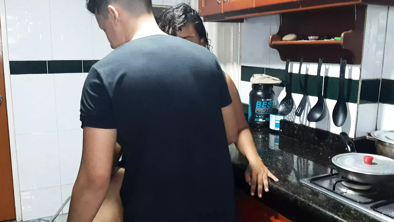 她吃了我的整个鸡巴，我的继母是专家！