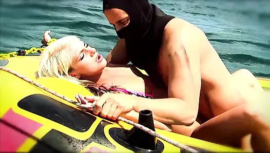 Ngentot memekku di bawah sinar matahari, sayang!!