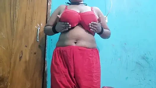 Красивая соло-девушка расслабляется в спальне, новое видео