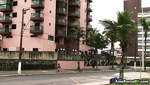 Элиза Санчес бегает по пляжу, а потом я попросил ей сперму в рот