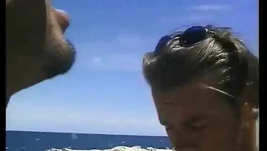 İki arkadaş İbiza'da tatilde ve ateşli piliçleri sikiyor.