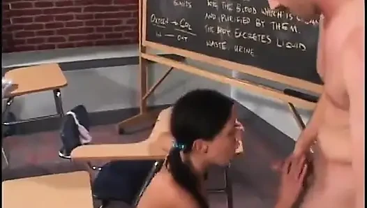 Genç yaşlı sürtük sınıfta öğretmenlerinin sert yarağını emiyor ve sonra sikişiyor