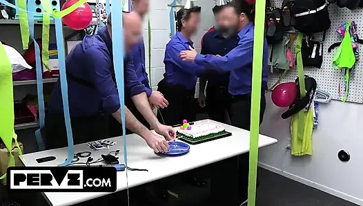 Seçeneği var: hapse git ya da beş büyük yarakla sikil