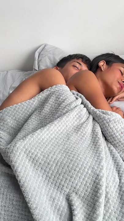 Dzielę pokój hotelowy z moją latynoską przyrodnią siostrą i pieprzę jej ogromny tyłek, mścię się na jej pysznej cipce. Domowy seks z Erickandzoe | Klip 1