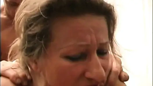 Cewek cantik ini didobel penetasi dan didobel penetasi sama dua