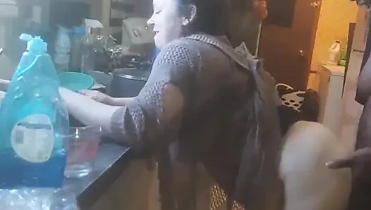 Bu büyük zenci alırken akşam yemeğimi pişir