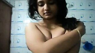 Indische babe heeft zelf video gemaakt onder de douche