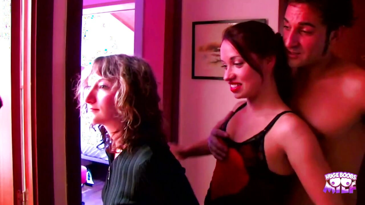İki seksi Avrupalı fahişe, yüzüne boşalma ile biten ateşli özel bir orgiye dahil oldu.