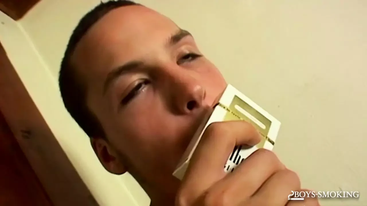 BoysSmoking: Puppy leksaker sin mäktiga kuk med sin favoritleksak och spränger sin klibbiga sperma