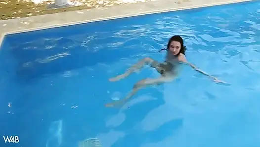 Летнее развлечение у бассейна