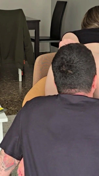 Leg med min fisse og knep mig hårdt nabo! Jeg er alene hjemme ! | Klip 1