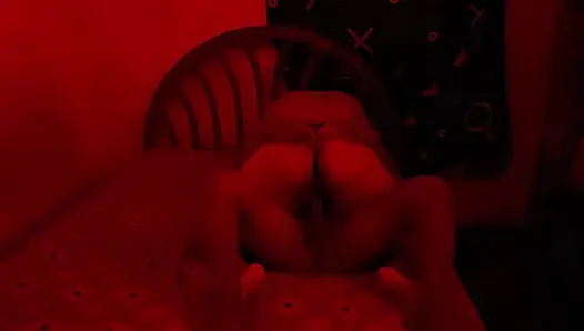 Komşum işten sonra geliyor ve bütün gece sikişiyoruz, tam bir zevk.
