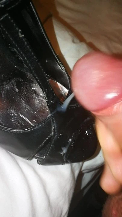 Cumming in her slutty high heels