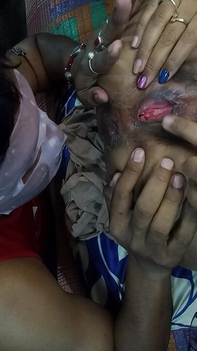 Спробуйте вставити анальну пробку, вібратор і його язик в її пизду та дупу дівчини