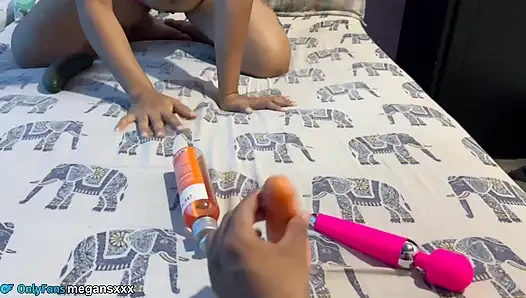 Masturbasi pakai mainan seks dan barang-barang lainnya