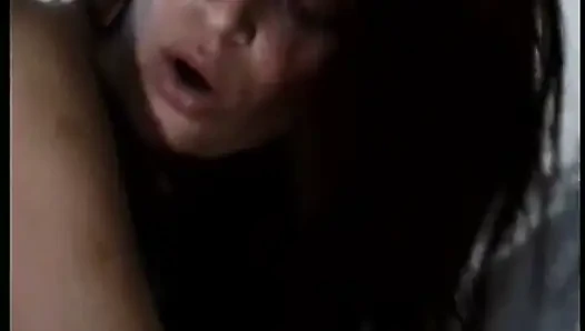 İki büyük yarak bu muhteşem ince esmerin götüne ve amına çifte sızıyor
