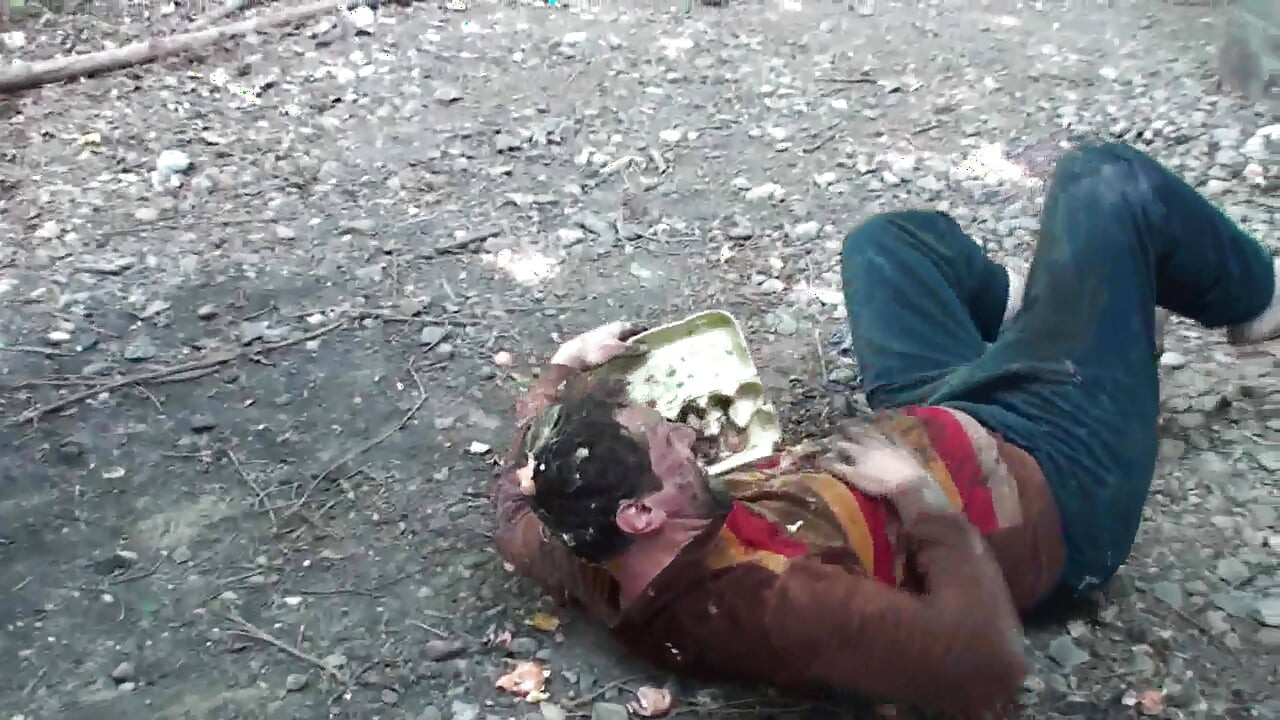 야외에서 굴욕을 당하는 노예