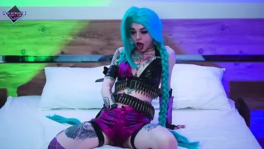 Die versaute Jinx hat spaß mit verschiedenen dildos und bekommt sperma auf ihr gesicht. Karneli Bandi