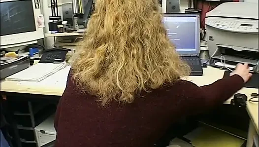 Блондинка делает это в рабочие часы