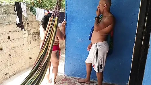 Tetanggaku menunggu suaminya pergi supaya dia bisa merayuku. Dengan pantatnya yang besar dan besar