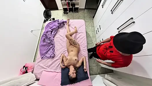 Stiefvater zieht sein karnevalskostüm aus und ejakuliert in ihrem mund.