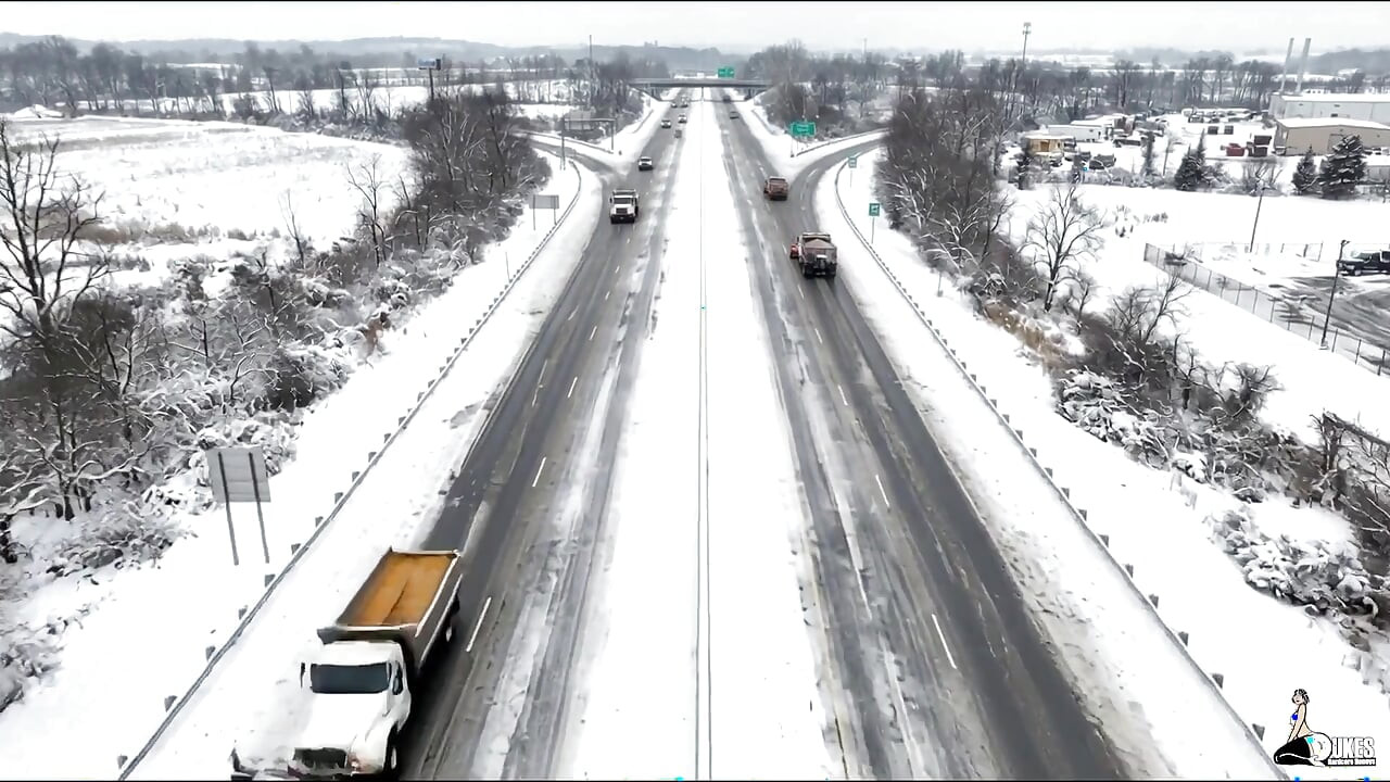 Soția cu forme își petrece întreaga zi înainte de Crăciun luând o pulă neagră