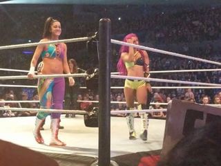 WWE - Bayley en Sasha Banks dansen slecht in de ring
