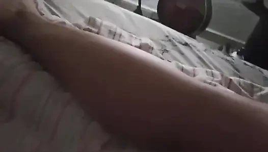 Ich nehme meine stiefschwester auf, ohne dass sie es merken, und ich streichelt sie und lege meine hand auf sie