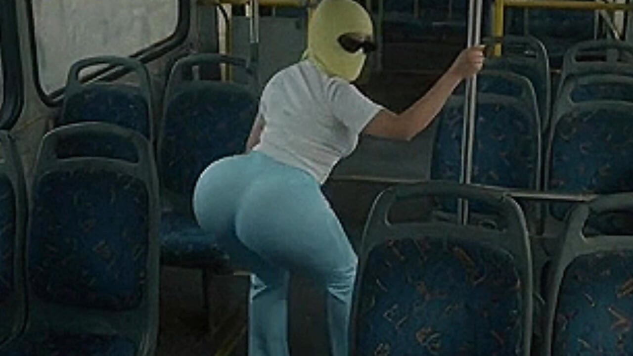 Drobna dupa twerking w jasnoniebieskie legginsy w autobusie